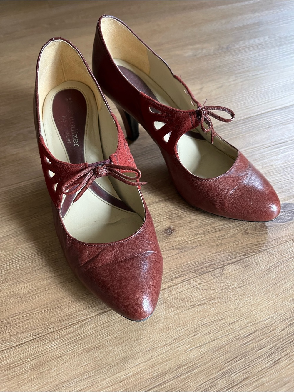 Naturalizer Leather Vintage Style Pumps